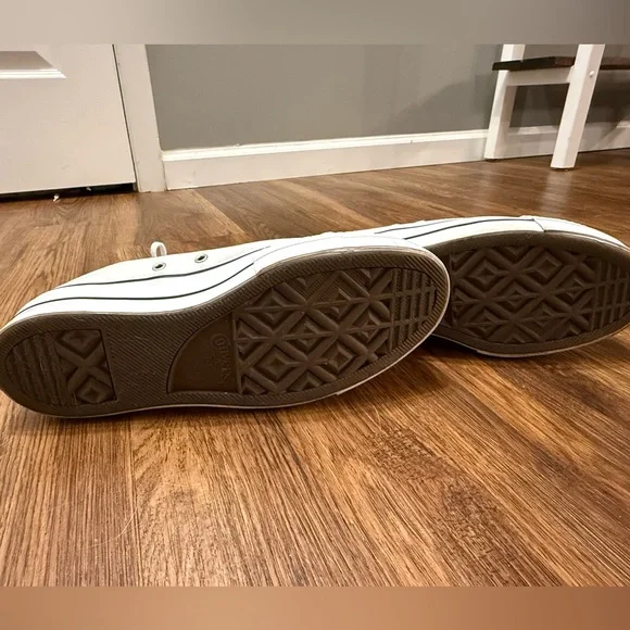 Converse White Low-Top Sneakers - Picture 3 of 8